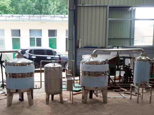 泰安市正裕源釀酒設(shè)備廠?為您介紹釀酒設(shè)備選購(gòu)時(shí)需注意什么問(wèn)題